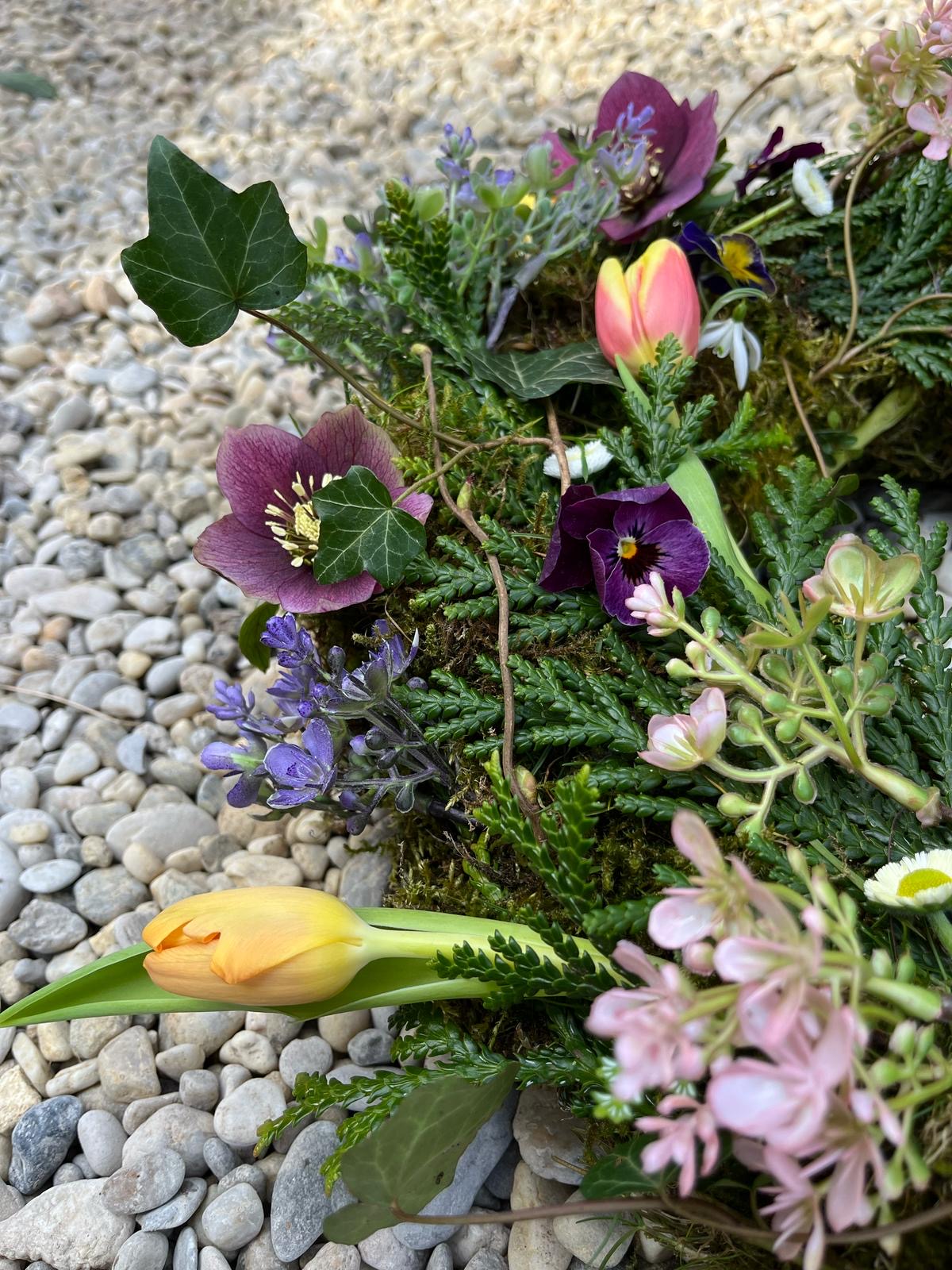 Detailreiche Blumendekoration mit Naturmaterialien