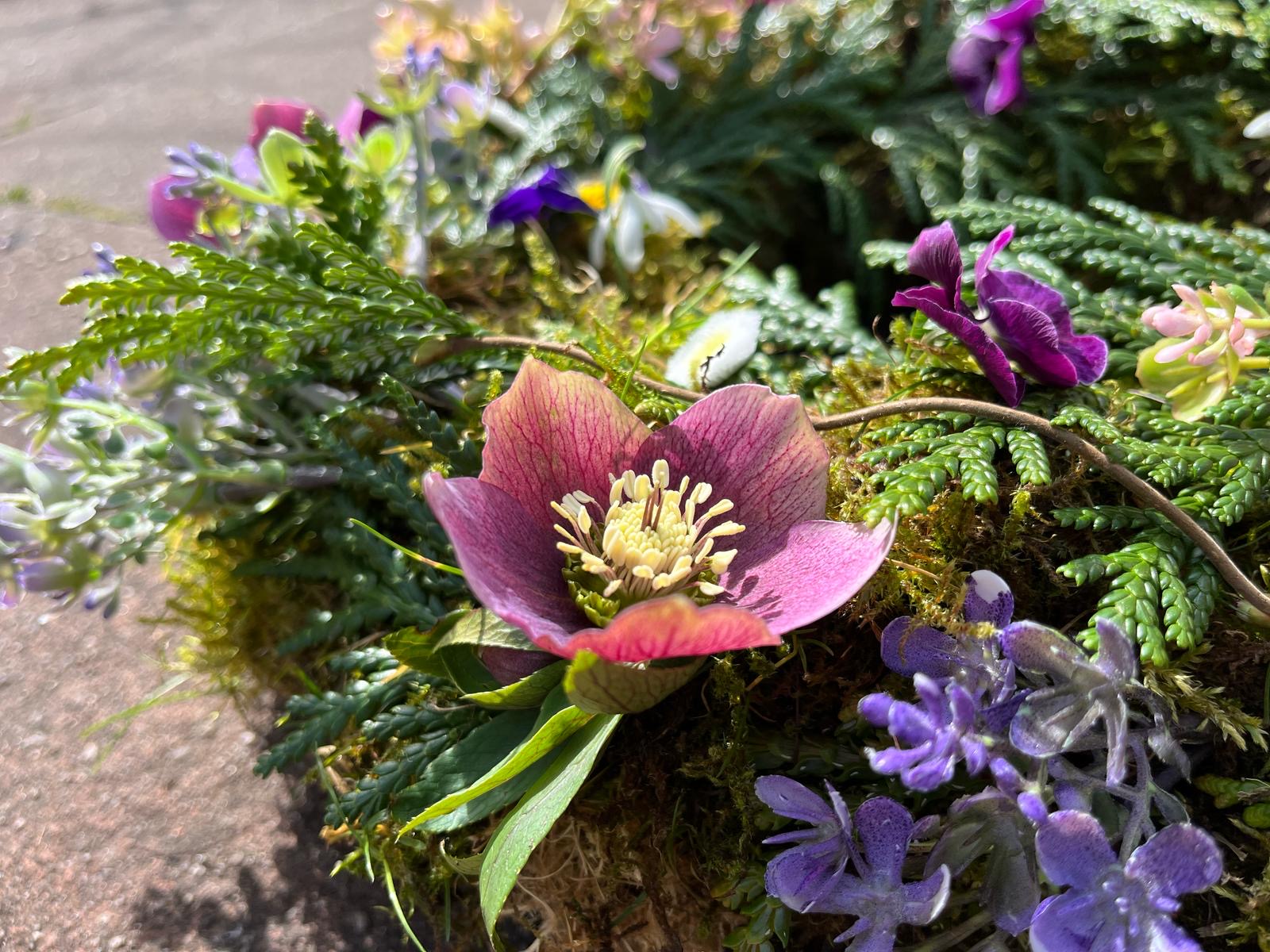 Blütenkranz mit natürlichen Materialien