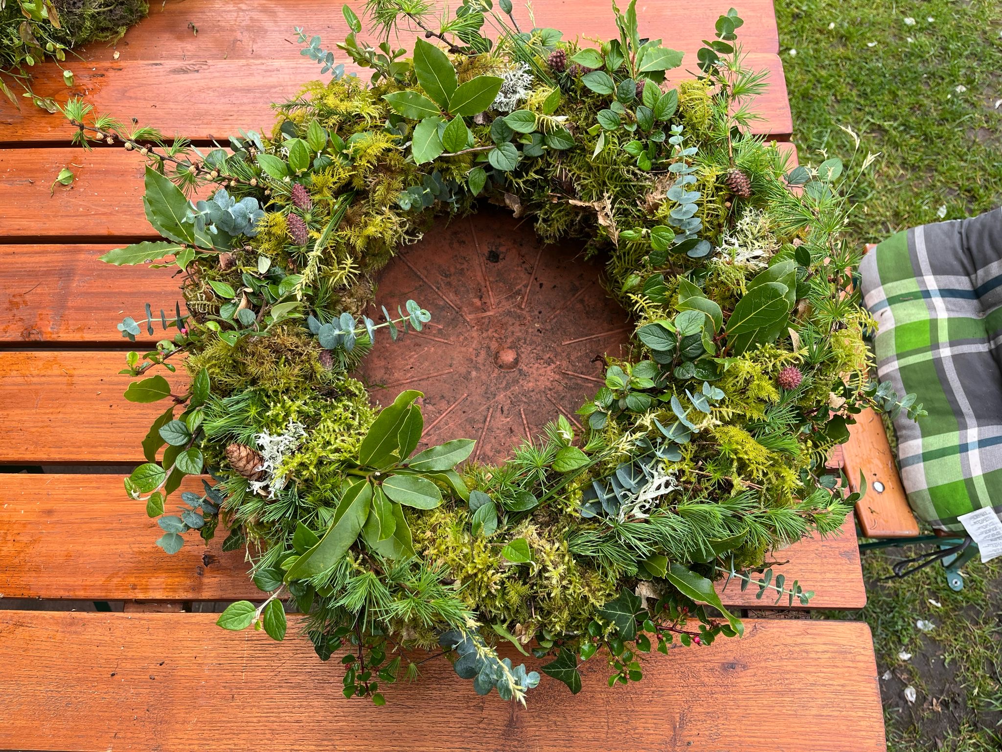 Blütenarrangement mit Naturmaterialien