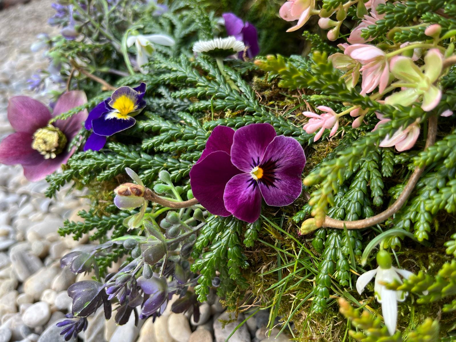 Trauergesteck in sanften Farben
