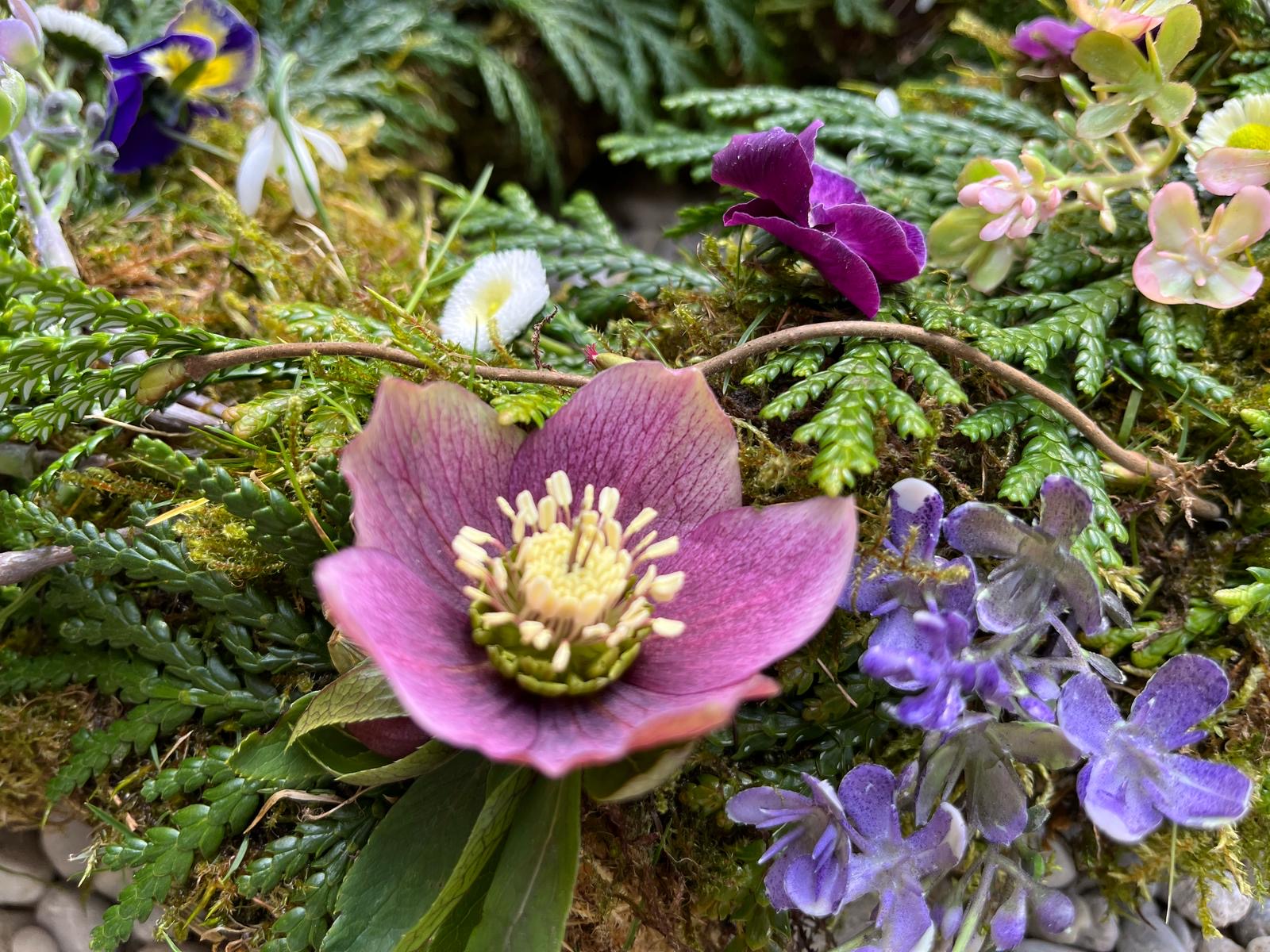 Urnendekoration mit warmen Farbtönen