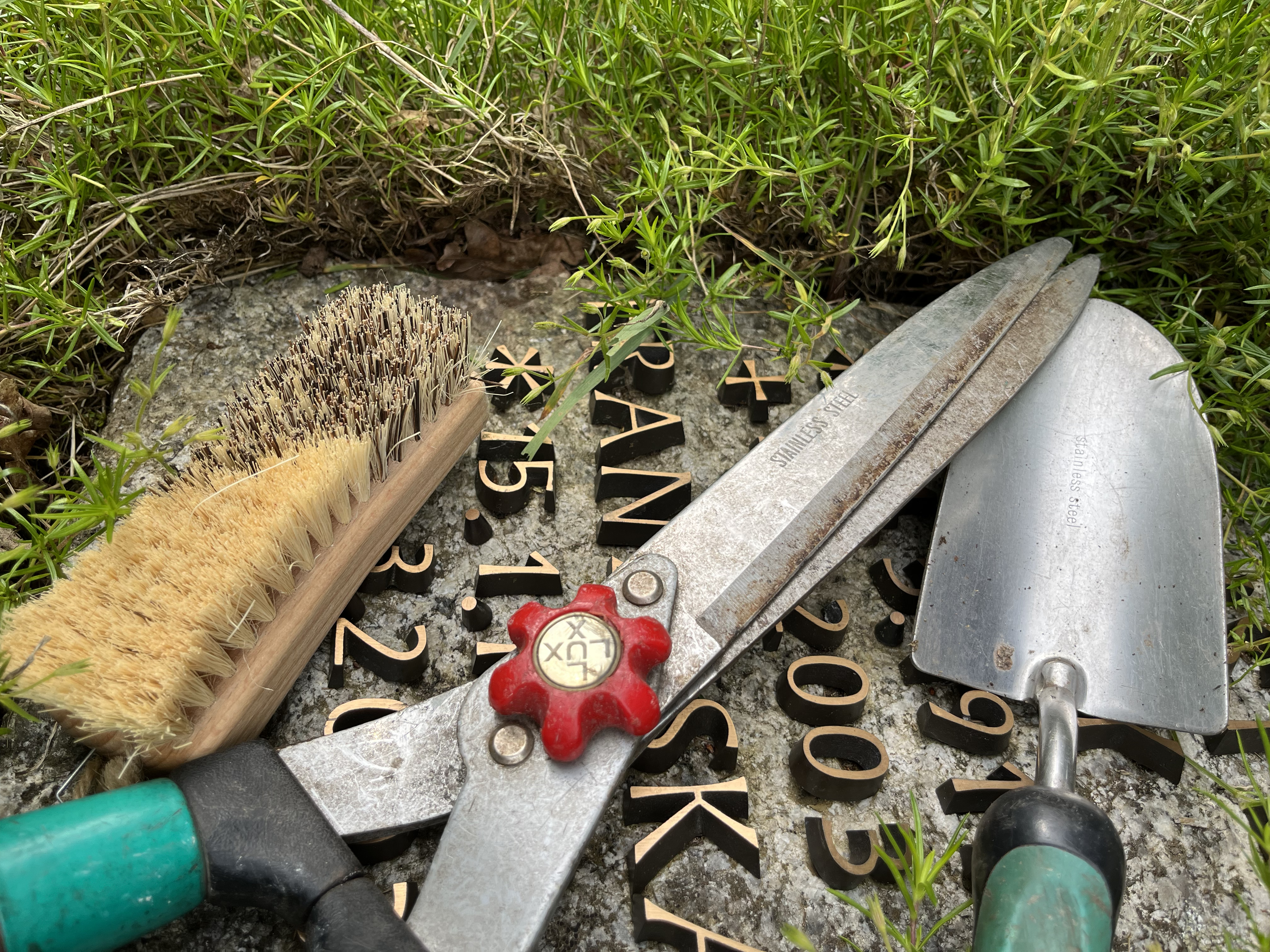 Frühlinghafte Grabpflege