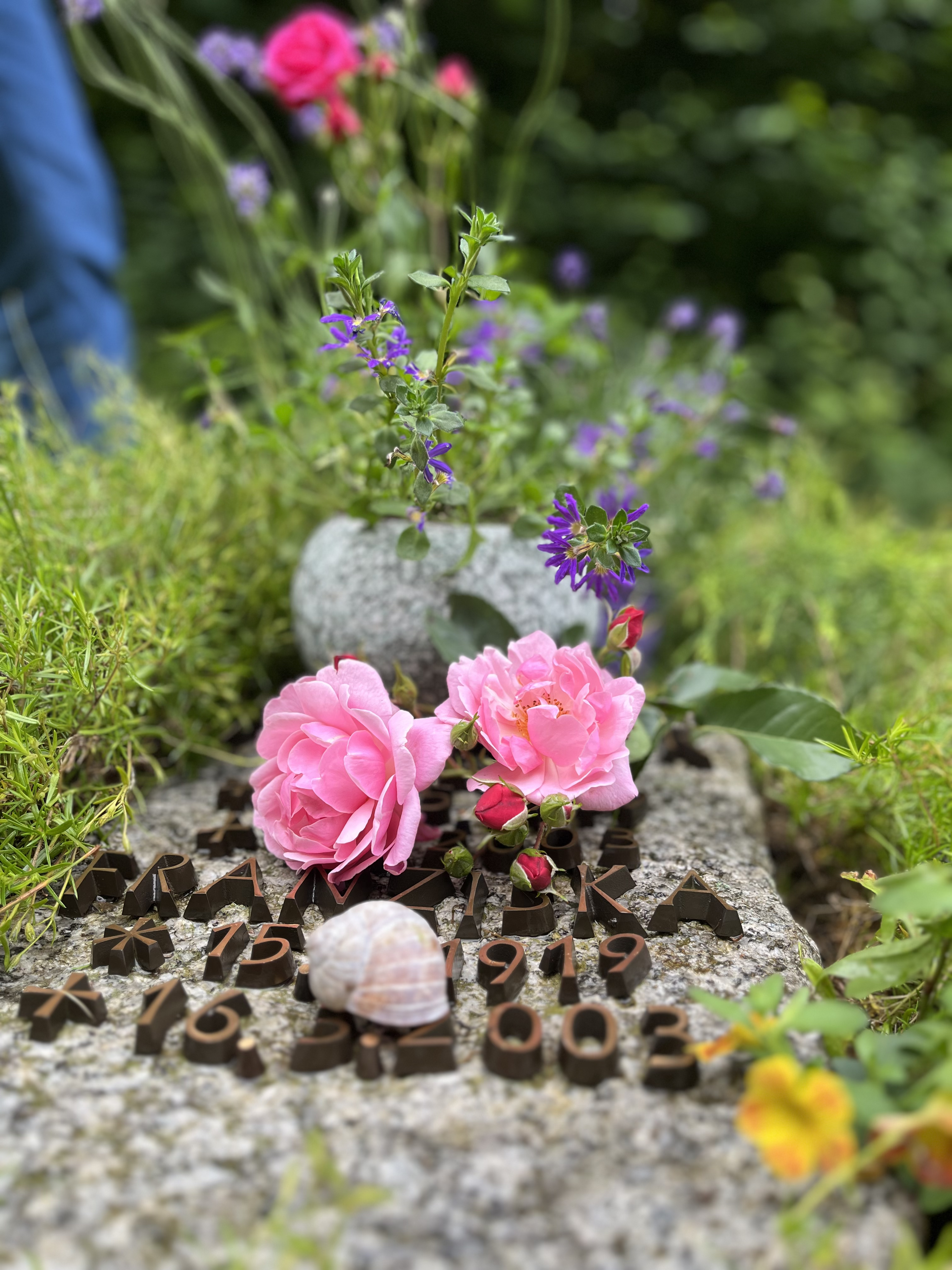 Sorgfältig gepflegte Grabstätte mit Blumen und Strukturen