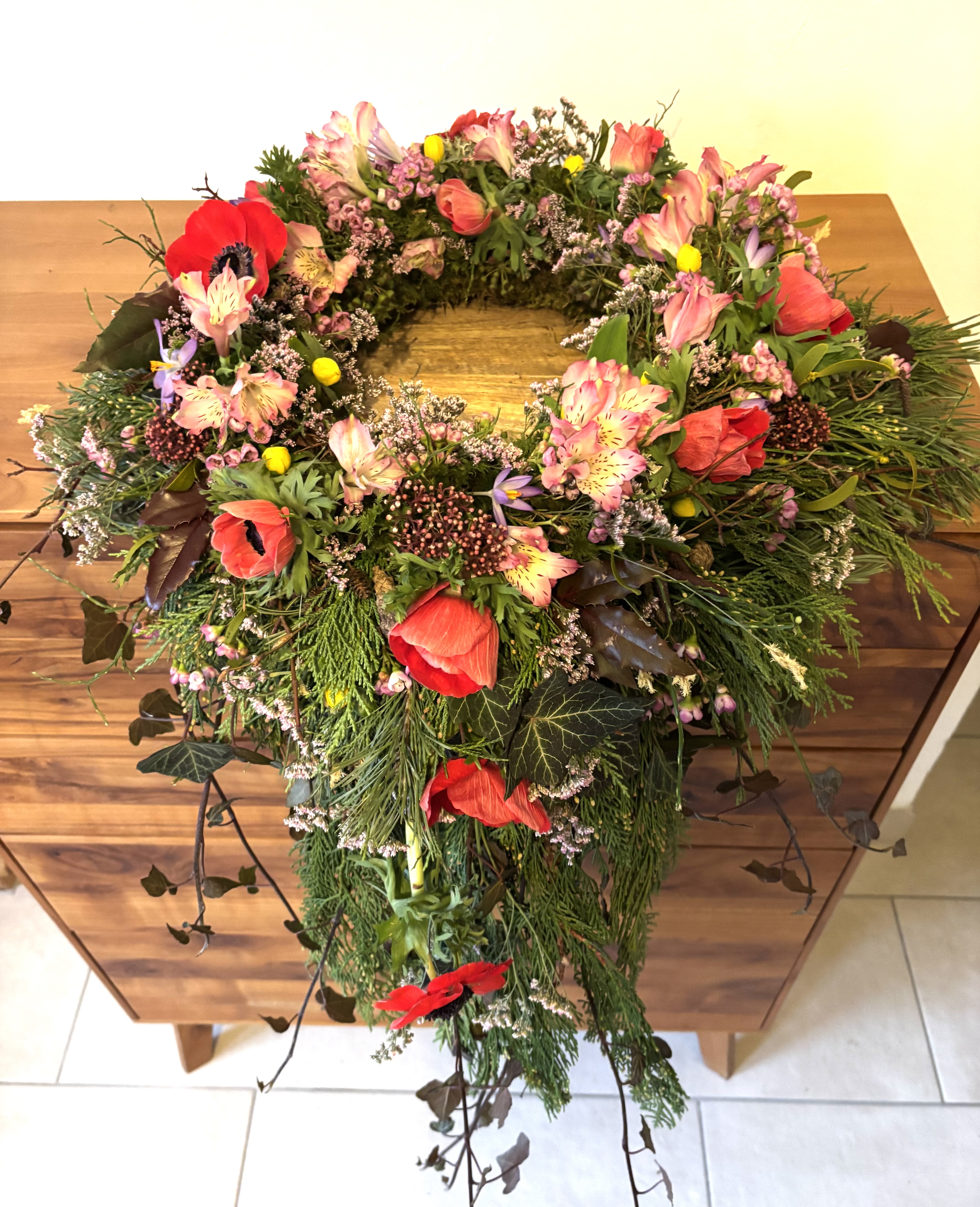 Urnenkranz mit roten Anemomen